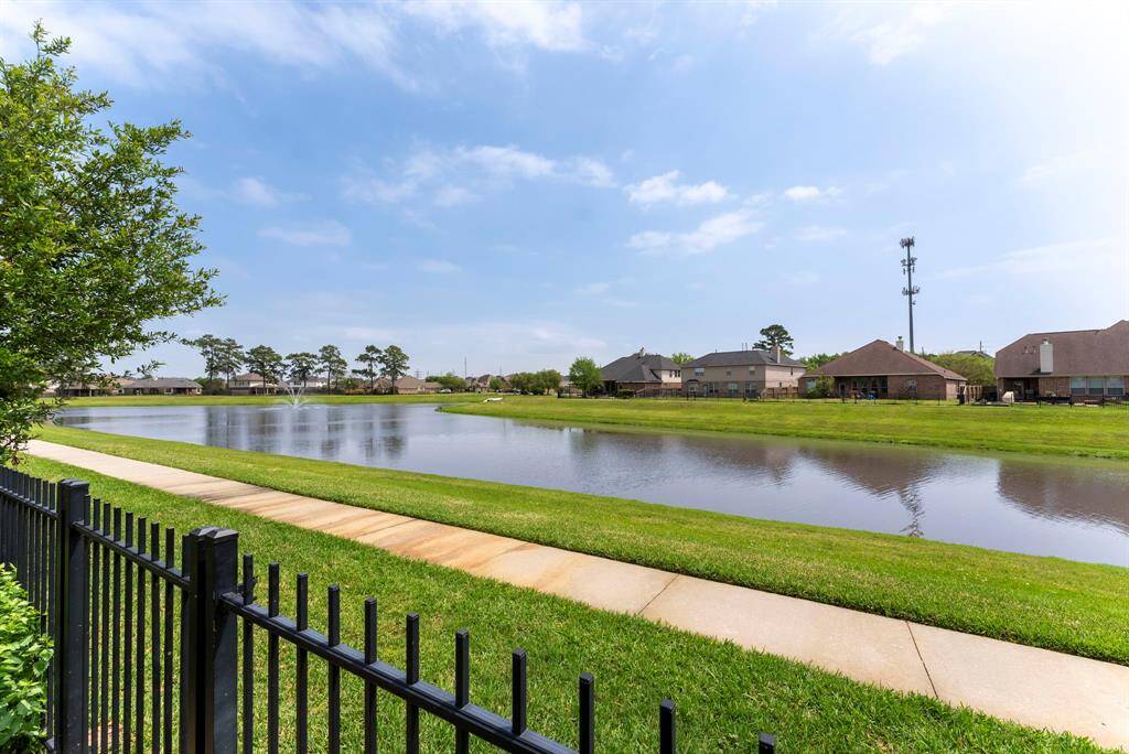 Direct backyard access to put you right on the walking paths for easy and beautiful walks around the lake!