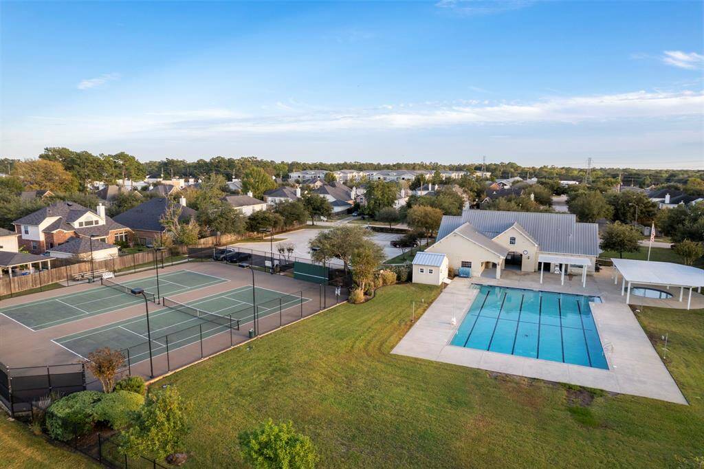 You will love all of these neighborhood amenities plus quick access to I-45, the 99, the Hardy, 249 etc...this location is unbeatable!