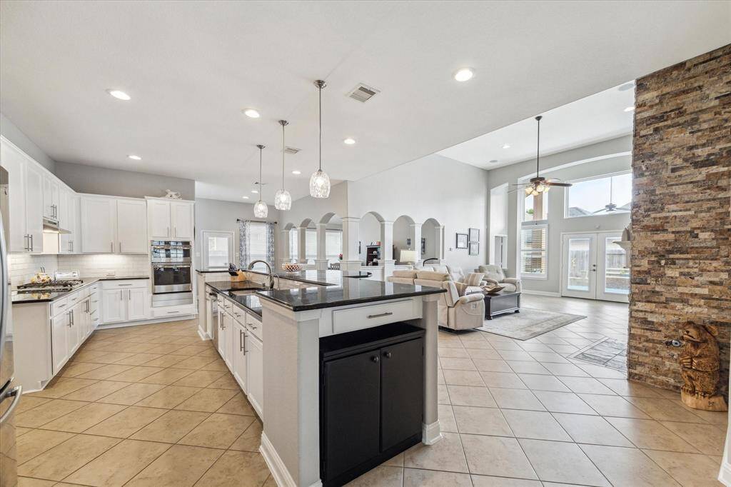 A large breakfast bar separates the family room and kitchen area--great for today's active households and entertaining guests.