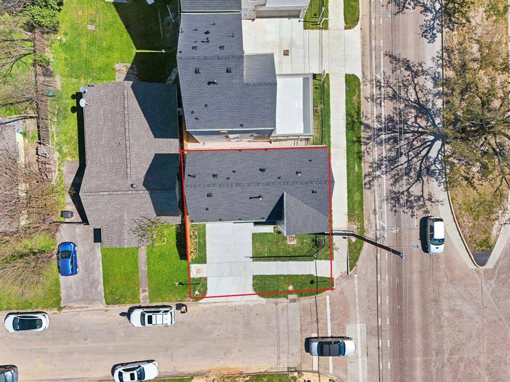 This aerial view showcases the 2,000 sqft corner lot.