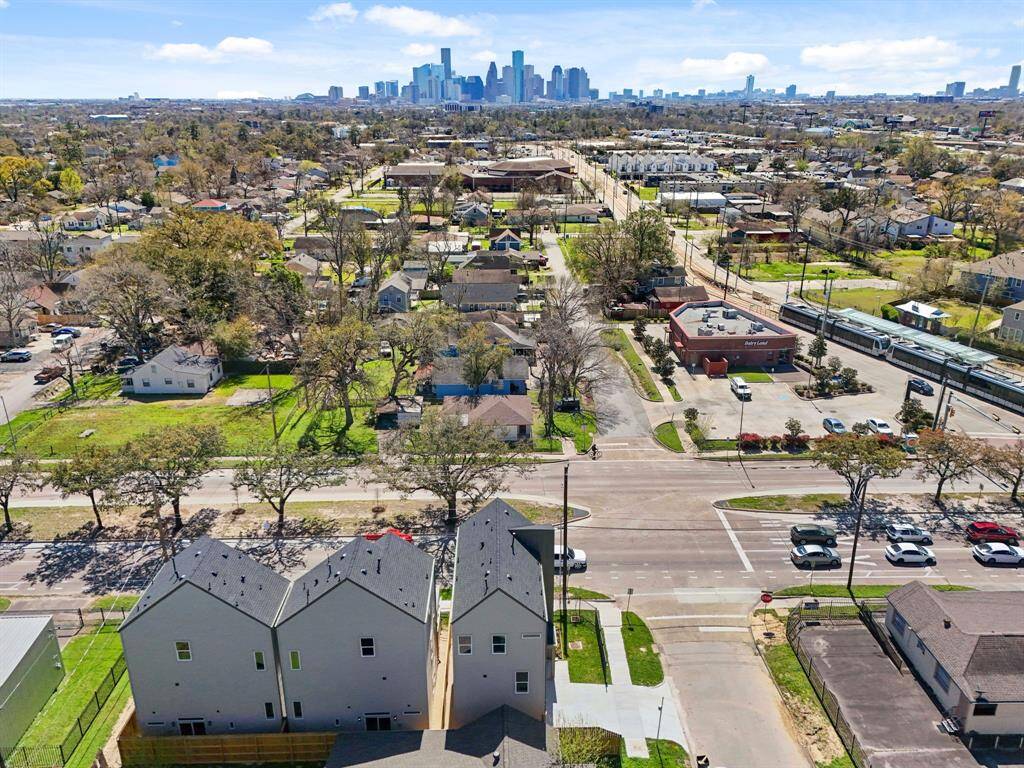 Super close access to I-45, and a lot of trendy restaurants, bars, and activities in The Heights.