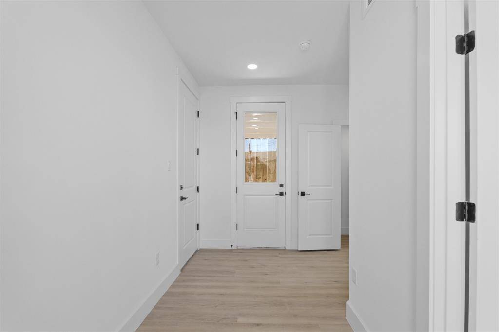 This home will greet you with beautiful vinyl planks floors, and a door that will lead you into the backyard.