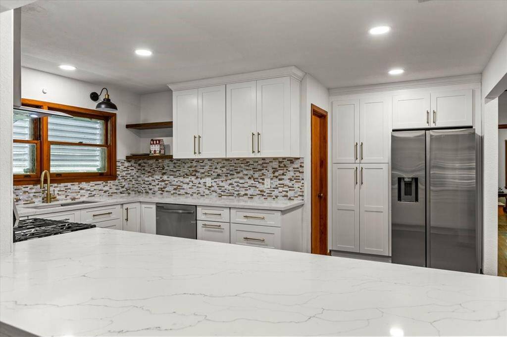 The spacious layout is enhanced by ample natural light and a large marble countertop, perfect for cooking and entertaining.