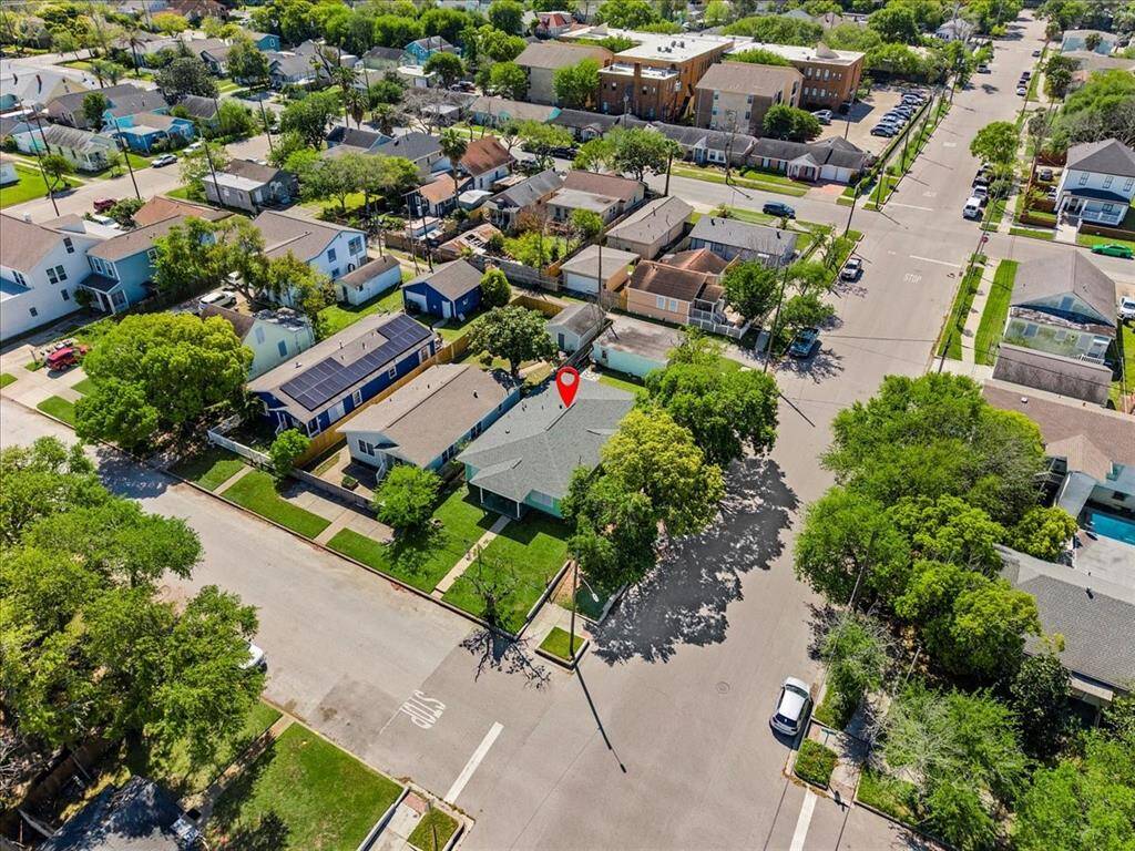 Located in a quiet, neighborhood with easy access to nearby amenities and main roads. Ideal for comfortable living with a sense of community.