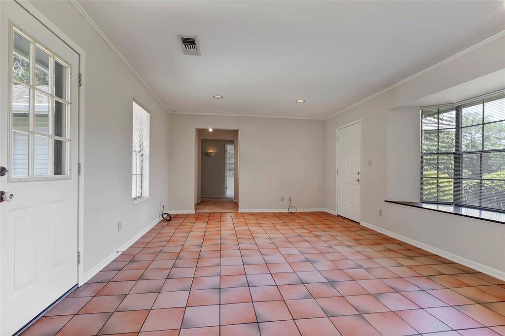 This great space is just off the kitchen and could be used as a formal dining or a sitting room. Double entrance to backyard and front of yard.