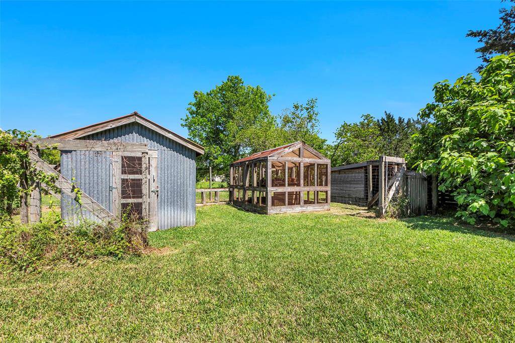 Backyard equipped with Chicken coop - Chickens ready to roost!