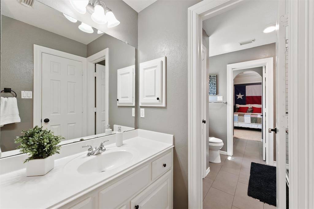 Secondary vanity in the jack and jill bathroom.