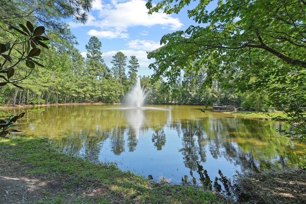 The subdivision features an accessible lake.