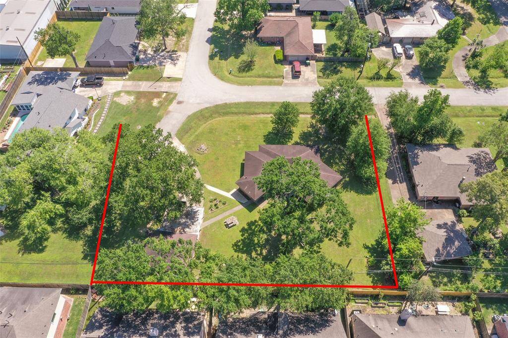 The property is located in a unique subdivison that consists of 2 streets and make a circle at the back of the subdivision.  This is where the subject property is located. Red lines show approximate boundaries of subject property.