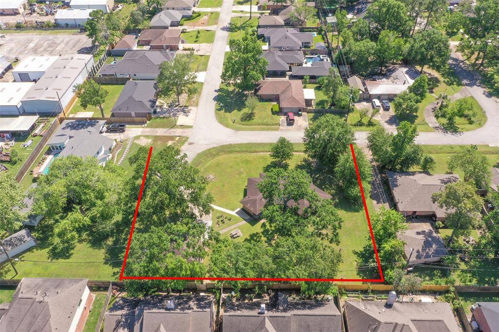 This picture shows the 2 streets to the left and right that form the circle.  Again, apporixmate boundary lines are shown with the red lines.