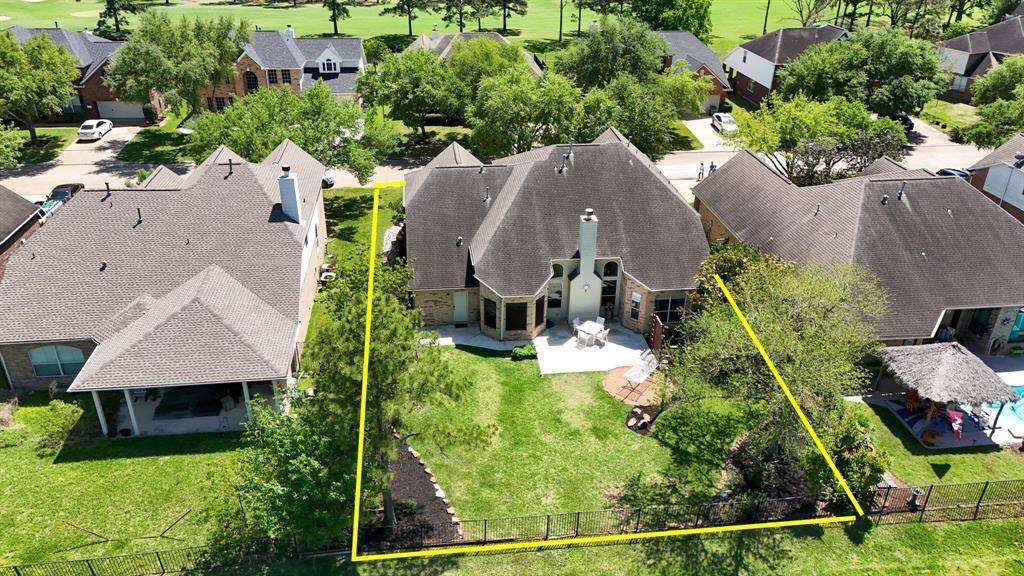 Aerial view of the house, highlighting the property’s spacious yard and the surrounding area for a clear perspective of the layout.