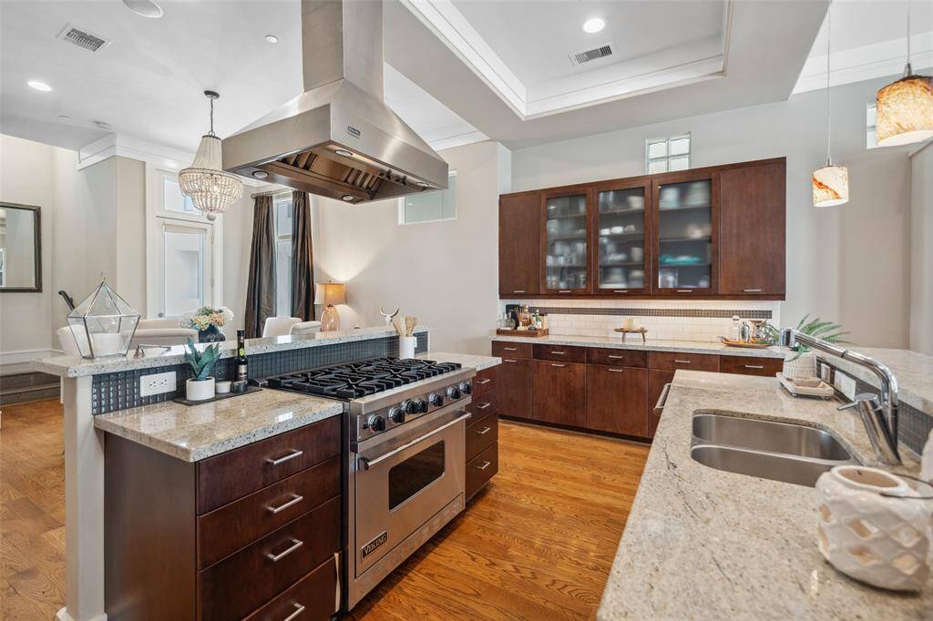 A closer view highlights the premium Viking appliance package, including an 6-burner gas range with a striking stainless vent hood—designed for serious cooks and stylish entertaining alike.