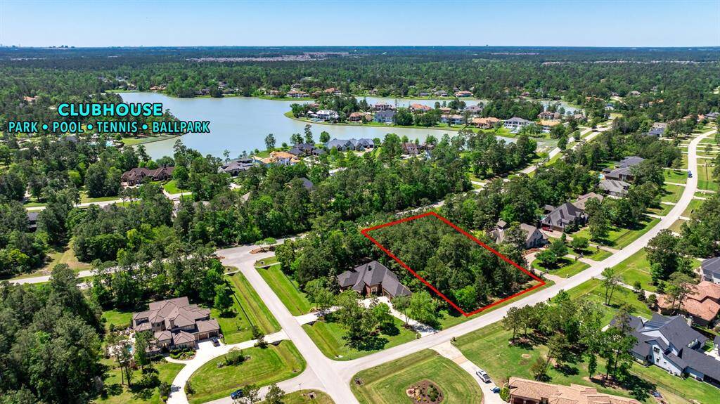 Benders Landing Estates is a neighborhood with estate size lots and several lakes.  The clubhouse and pool are loted behing this property and on this lake.