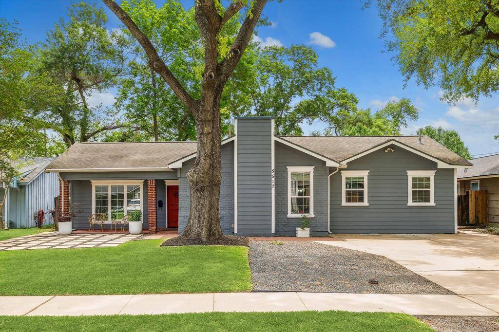 WHAT AN ADORABLE ABODE LOCATED IN THE HEART OF OUR FUN H-TOWN!