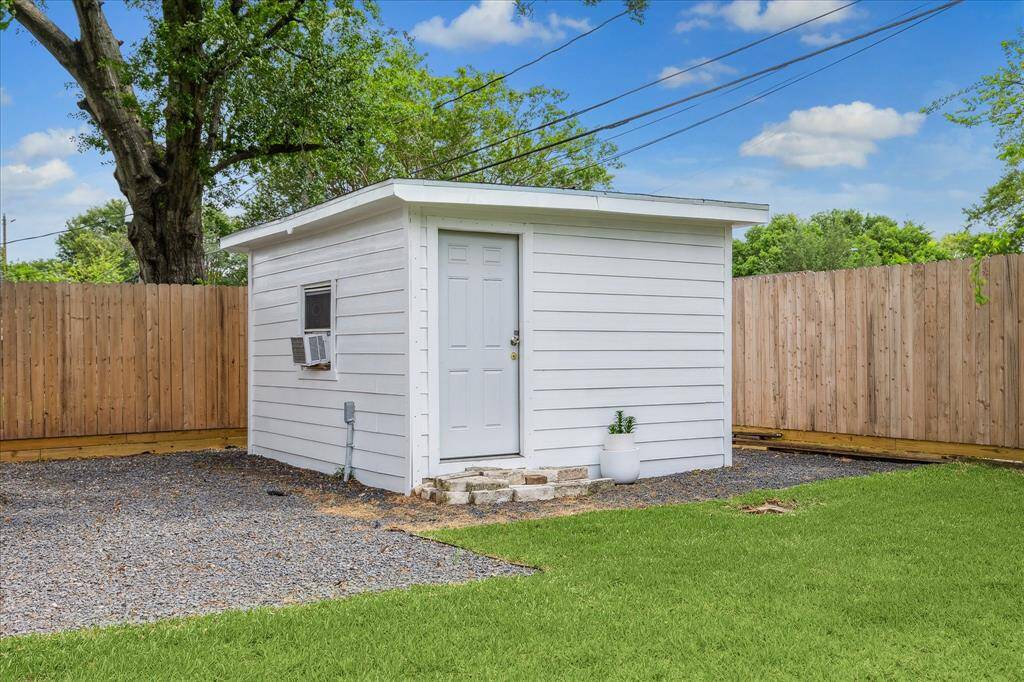 OUTDOOR CASITA IS A VALUABLE RESOURCE OF EXTRA SPACE FOR THIS LOVELY HOME!