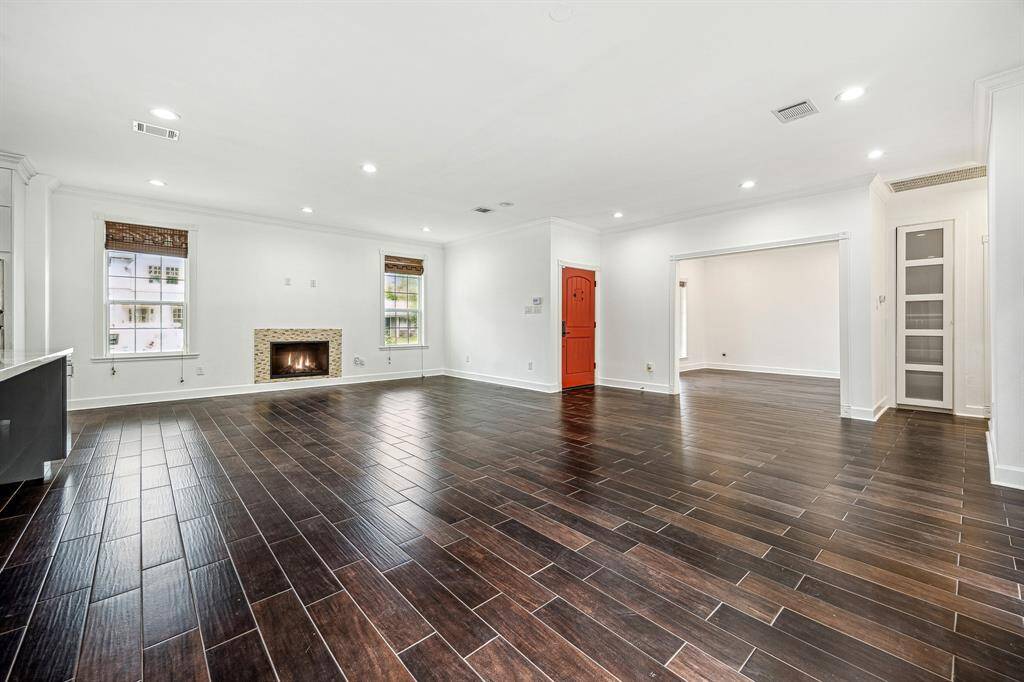 NATURAL LIGHT FILLS THE LIVING AREA!