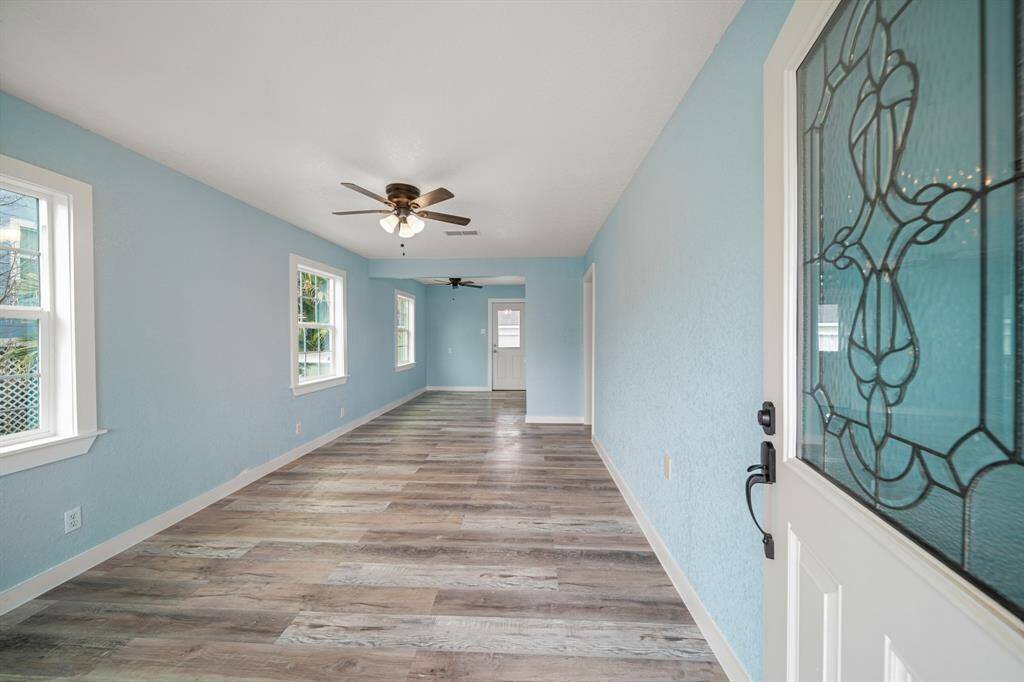 Beautiful new paint and LVP flooring!
