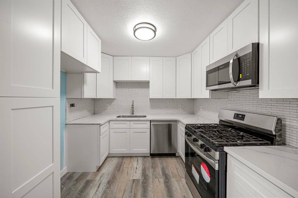 This kitchen is a dream! New soft close cabinets and drawers, quartz countertops and backsplash!