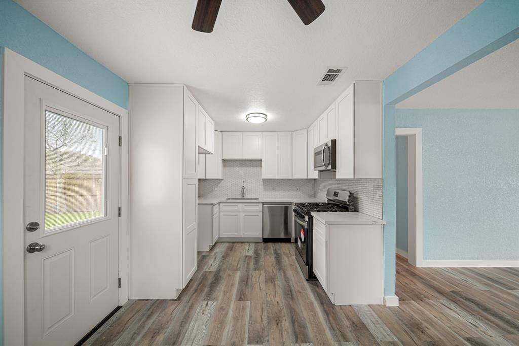 Breakfast nook and kitchen, perfect for entertaining while cooking!