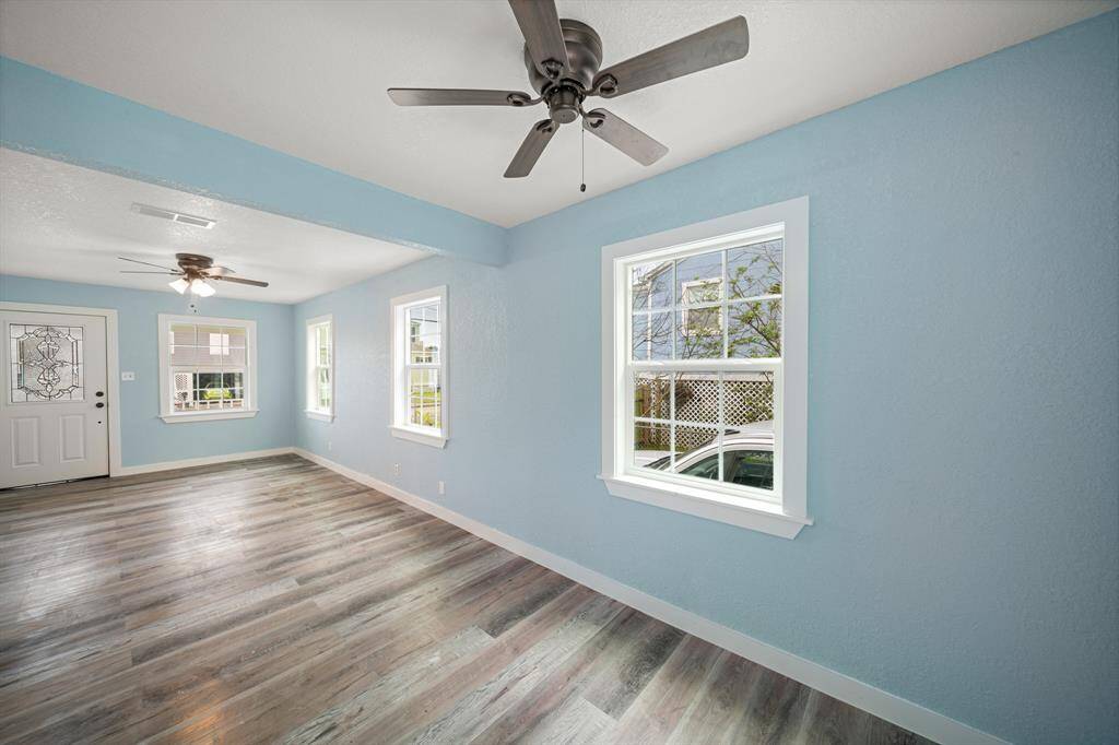 Beautiful new paint and flooring throughout!