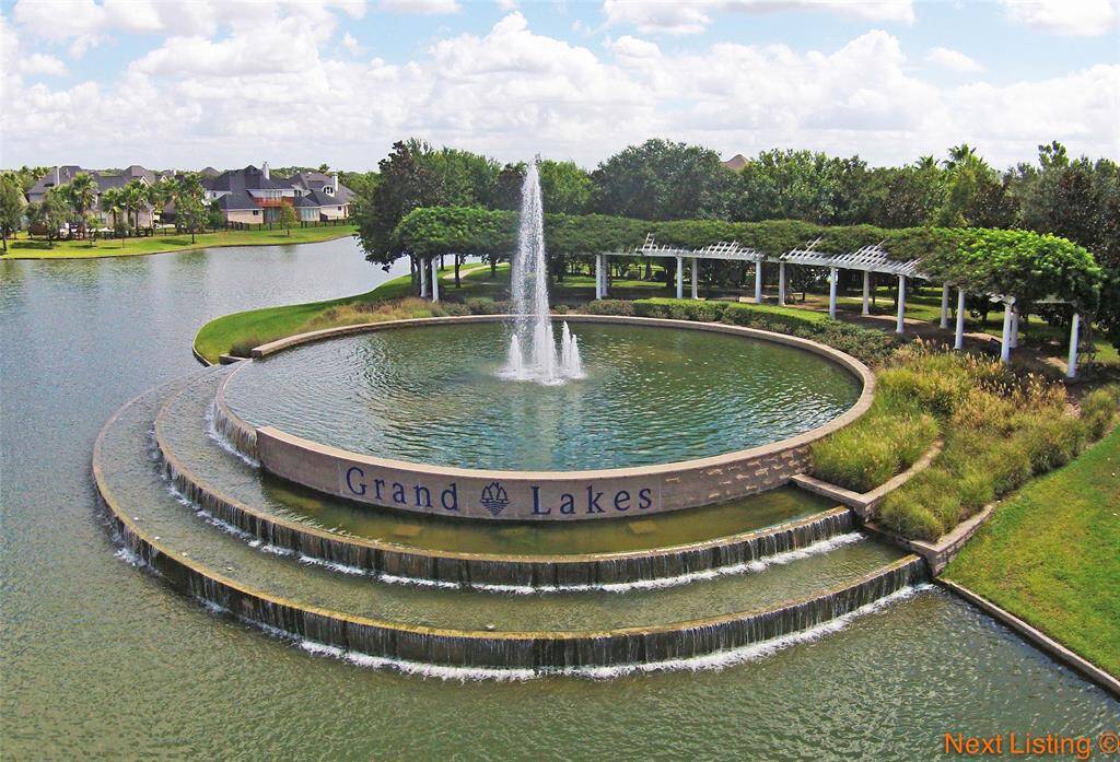 Grand Lakes is an established, master-planned community in Katy TX.  Conveniently located for work commutes, entertainment, restaurants, shopping (La Centerra and Katy Mills Mall are close by), hospitals, libraries, etc.