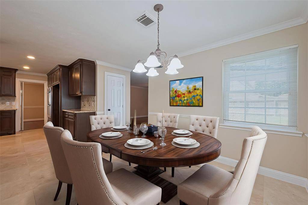 Cozy breakfast nook adjacent to the kitchen.