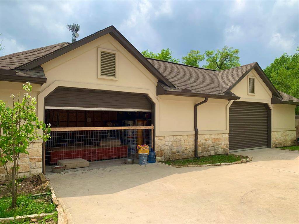 Workshop/Garage open to the dog run.