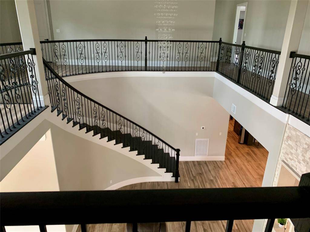 Notice the open hallway leading to the upstairs bedrooms and gameroom/media room.