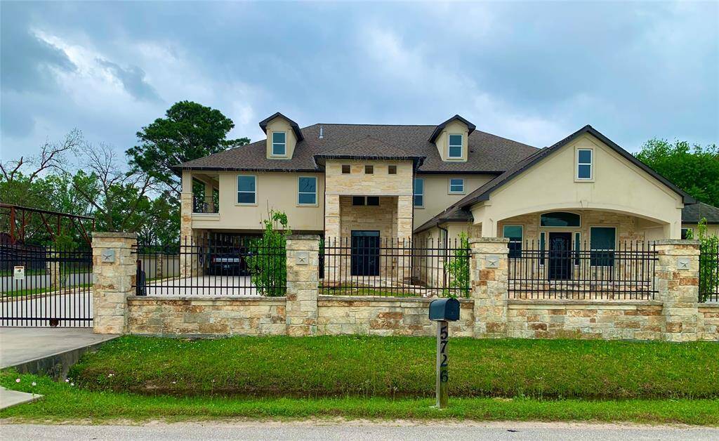Come visit this fabulous home. It is an amazing buying opportunity.