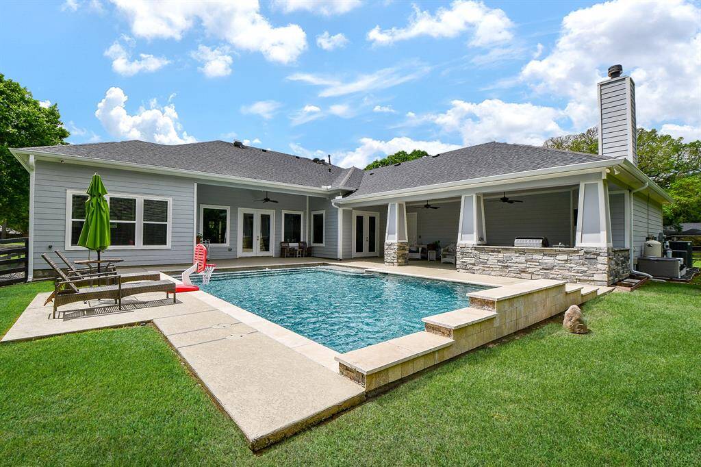 Sleek PebbleTec pool with a PCC-2000 in-floor self-cleaning system for low-maintenance, crystal-clear water year-round.