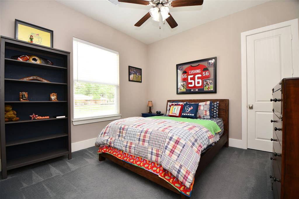 Cheerful secondary bedroom, soft carpet, and a clean, neutral palette. Private Bathroom, Ceiling fan and walk-in closet —perfect for guests, or a secondary home office.