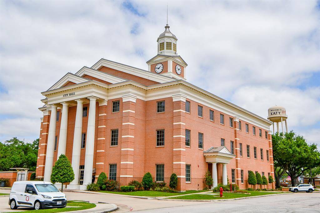 A proud symbol of Old Towne Katy. City Hall features classic columns, a clock tower, and sits beside the iconic “Welcome to Katy” water tower—blending small-town charm with civic pride.