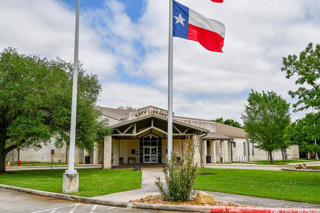 The Katy Library offers a peaceful setting for reading, learning, and gathering. It’s a go-to spot for locals of all ages. Proudly flying the Texas flag, it’s a true gem in the heart of Katy.