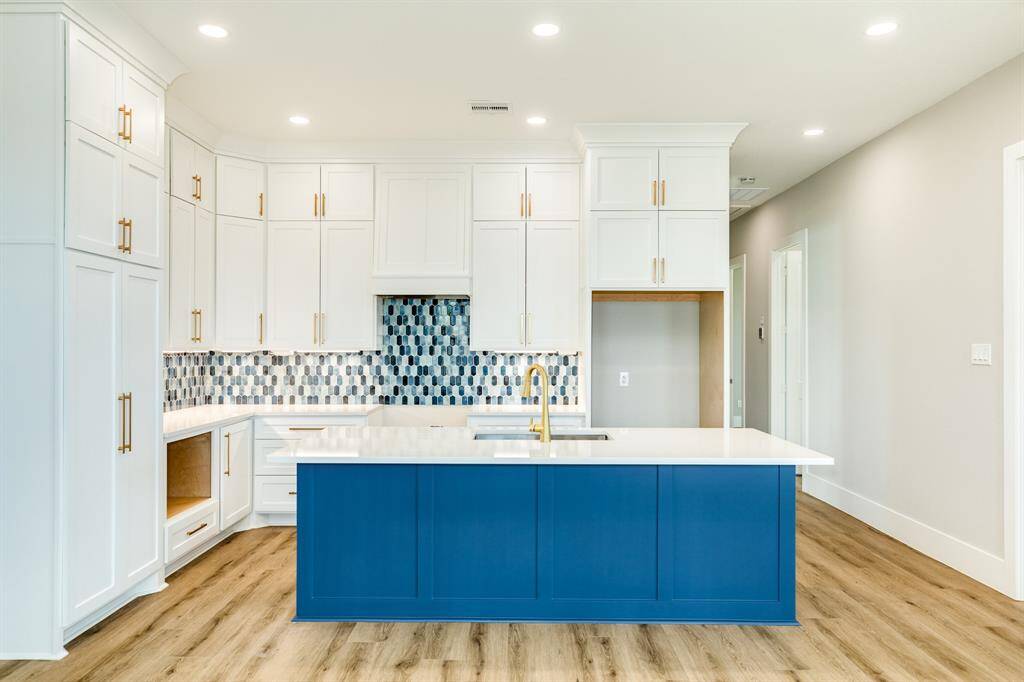 Effortlessly organize your kitchen with sleek, spacious pantry drawers, designed for easy access and maximum storage.