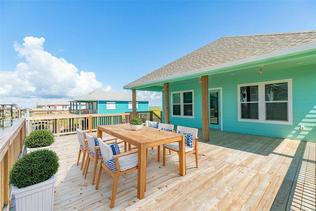 Expansive deck perfect for outdoor entertaining, beautifully virtually staged.