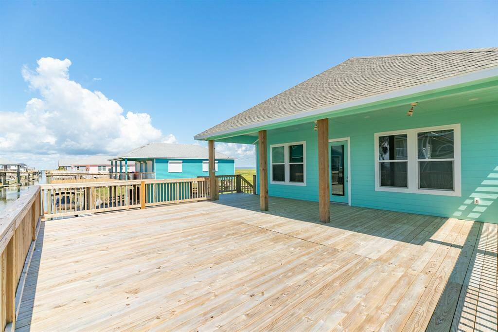 Experience the best of both worlds with this versatile deck, offering sunny spots for lounging and shaded areas for relaxing comfort.