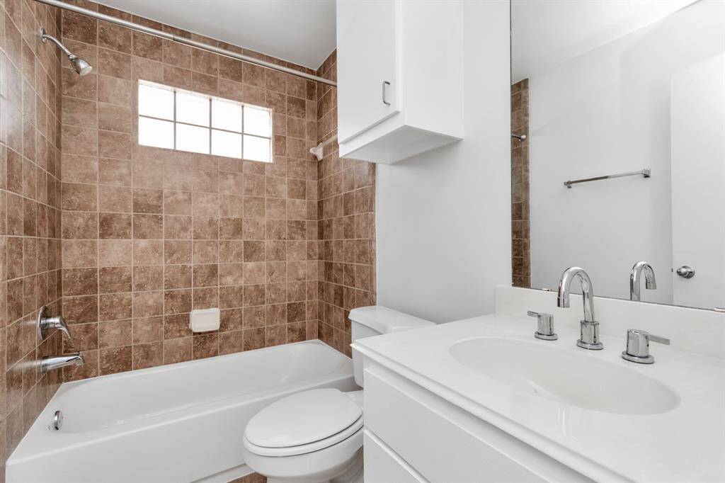Upstairs full bathroom.