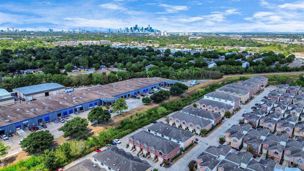Located minutes away from Downtown Houston, University of Houston, Houston Medical Center, Museum district, and Zoo.