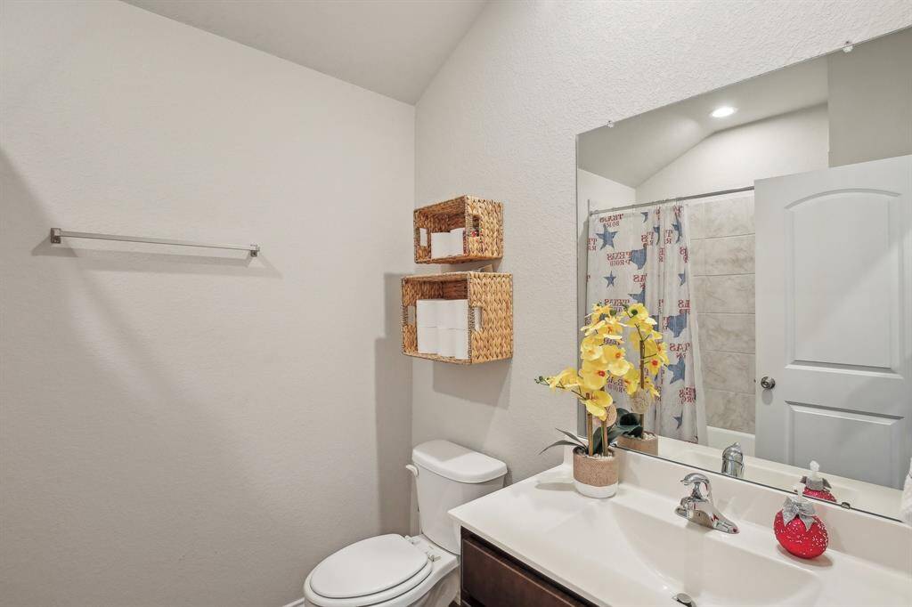 Guest bathroom with combo tub/shower.