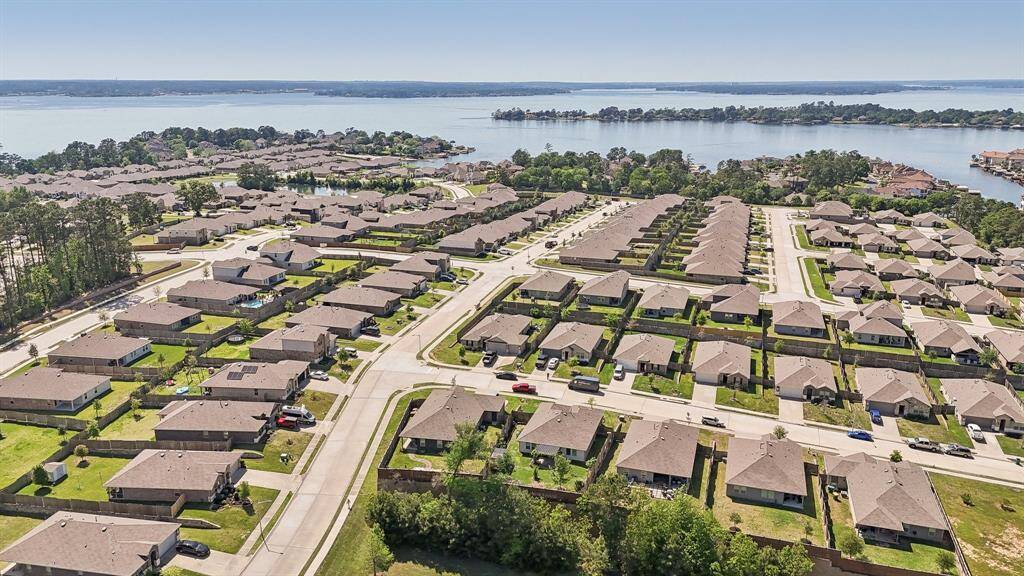 Just blocks from the lake, wonderful community with lots of places to get your morning walk in.