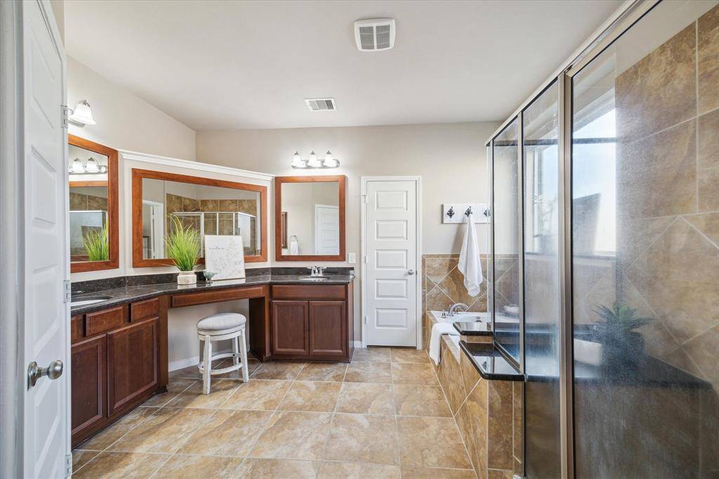 Ensuite bathroom with soaking tub & separate shower