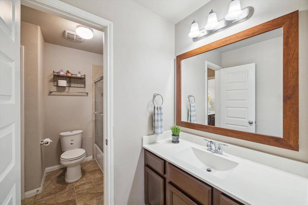 Hollywood Bathroom - 1st Bathroom - Upstairs