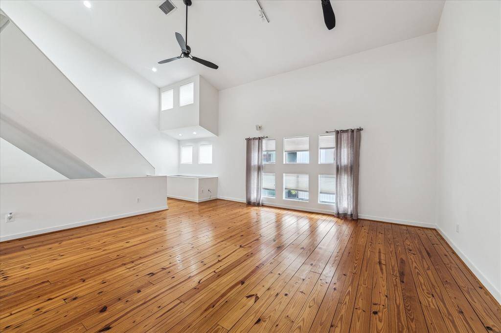 The gigantic living/dining area on the 2nd floor allows for any set up you can think off. Oversized furniture fits very easily!
