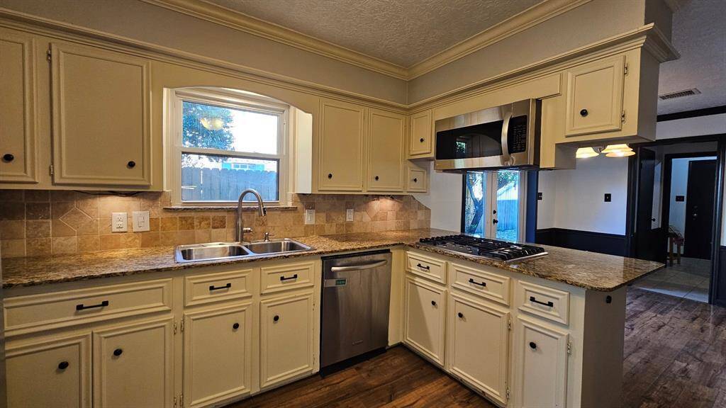 Granite counters, tumbled travertine backsplash and under cabinet lighting.