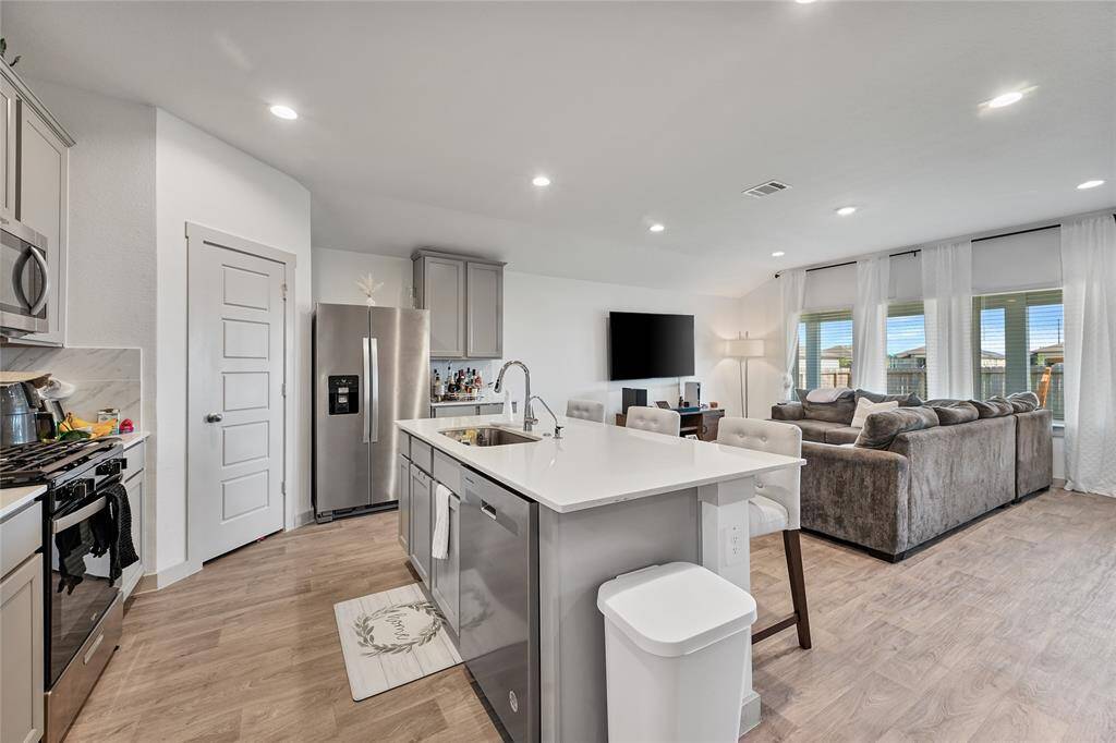 Open Concept View so you can continue conversation with no interruptions!