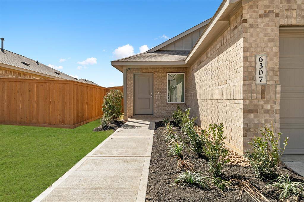 This gorgeous home has an inviting entrance that welcomes your family, friends, and guests.