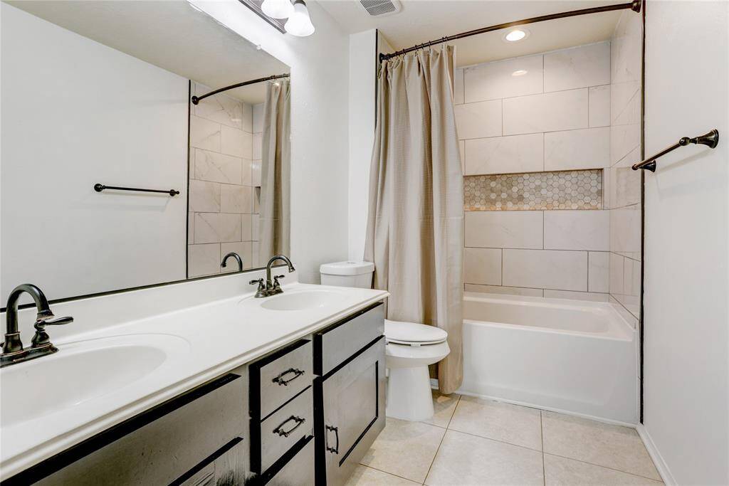 Secondary bathroom.