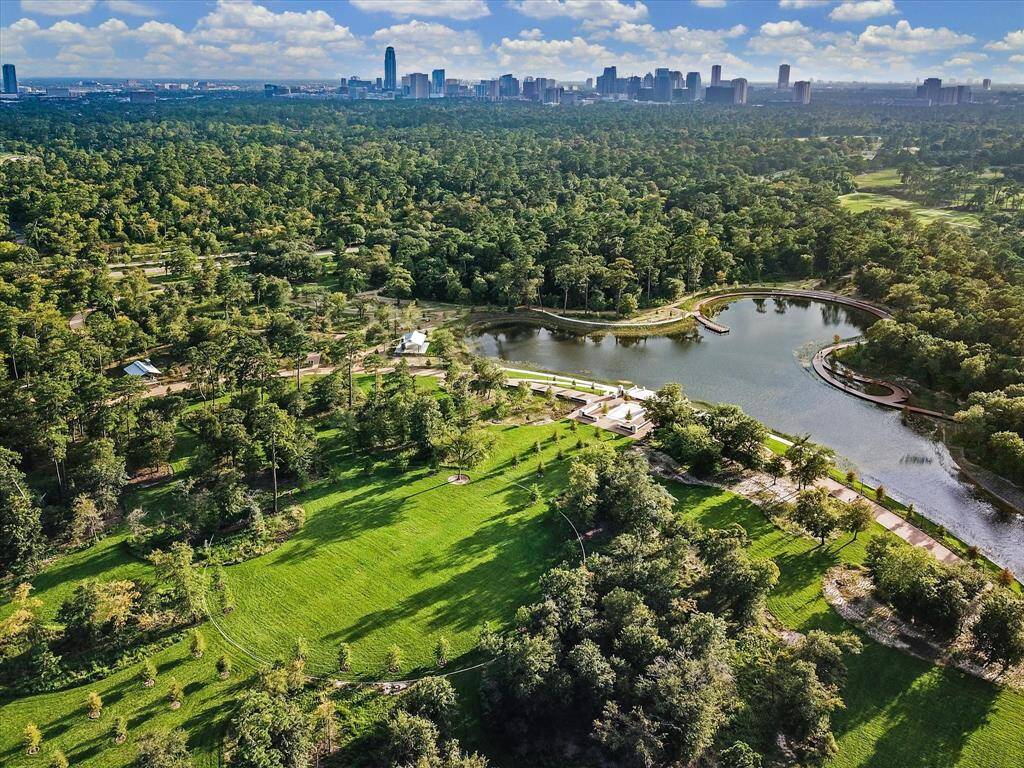 Enjoy proximity to this serenity in the city!