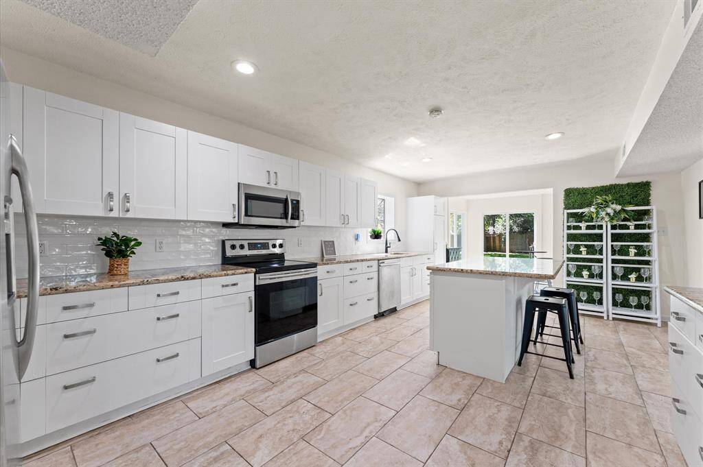 Recipe for success: Efficient style plus inviting warmth in this large kitchen