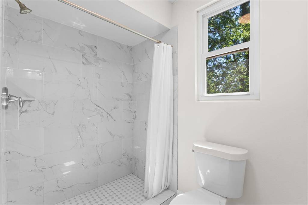 Luxurious bath room.